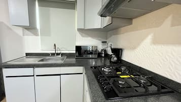 Condo Confort | Cocina privada | Refrigerador, microondas, parrilla de estufa y lavavajillas
