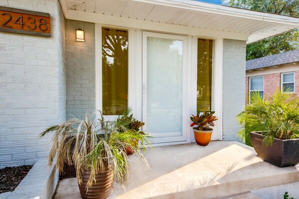 Exterior detail - Immaculate 2-Bed in Dallas Close to Everything! (Dallas)