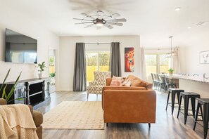 Smart TV - Cozy & convenient to TAMU, the Brazos County Expo, & Legends!  (Bryan)