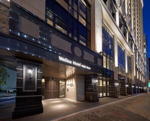 Das äußere Erscheinungsbild des Welina Hotel West mit moderner Fassade, großen Fenstern und einem markanten Eingang.