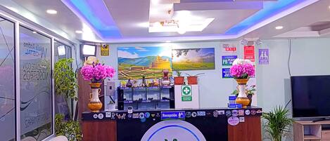 Télévision à écran plat de 31 pouces avec chaînes par câble, Netflix