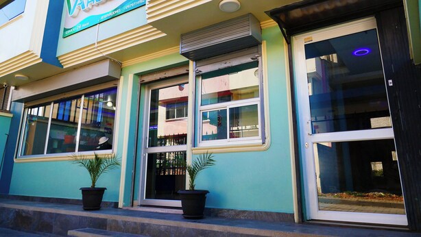 Un hotel con un cartel que dice "Valle Andino Hostal".