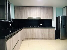 Refrigerador con freezer, microondas, arrocera, utensilios de cocina