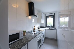 Fridge, microwave, coffee/tea maker, toaster - Rentalsevilla Apartamento Luminoso 2 Dormitorios (Sevilla)