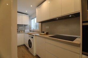 Kühlschrank, Mikrowelle, Ofen, Geschirrspüler