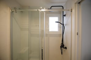 Dusche, Haartrockner, Bidet, Handtücher