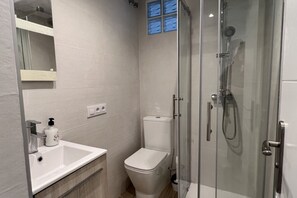 Dusche, Haartrockner, Bidet, Handtücher