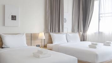 Suite Triple Room | Blackout curtains, free WiFi, bed sheets