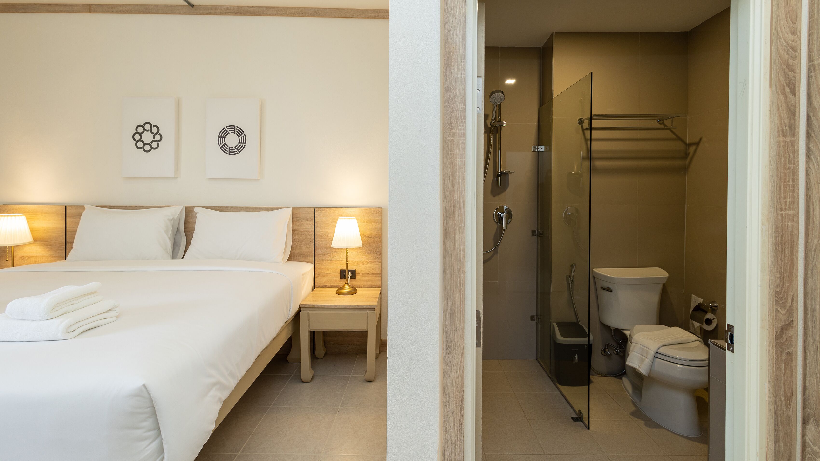 Cortinas blackout, wifi gratis y ropa de cama 