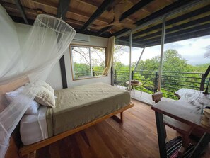3 habitaciones, caja de seguridad en la habitación y escritorio