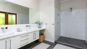 Bathtub, towels - Port Douglas Valley Magic (Mowbray)