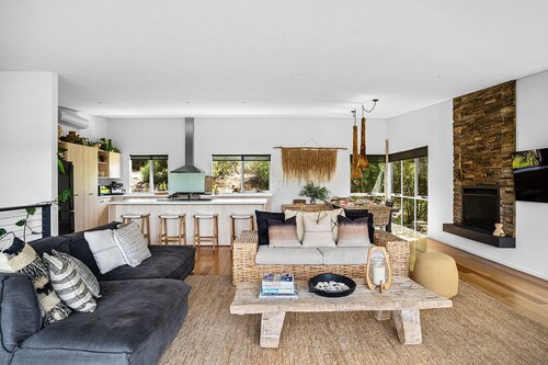 Spacious home, stroll to Yallingup Beach.