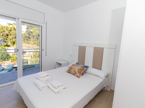 6 bedrooms, iron/ironing board, internet, bed sheets