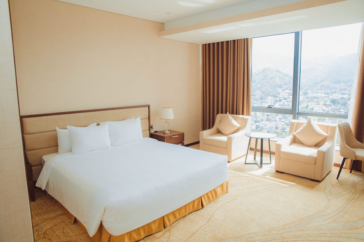 Pillowtop beds, minibar, in-room safe, free WiFi