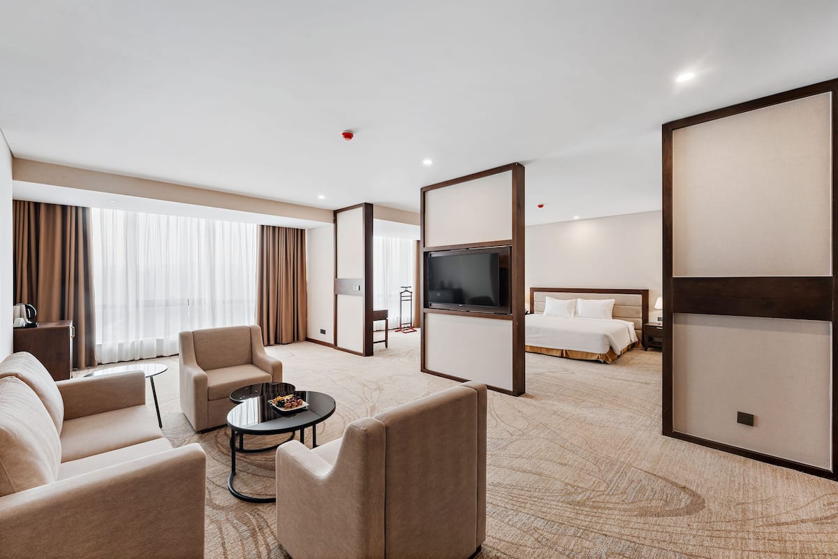 Executive Room | Living area | 55-inch flat-screen TV with digital channels, TV