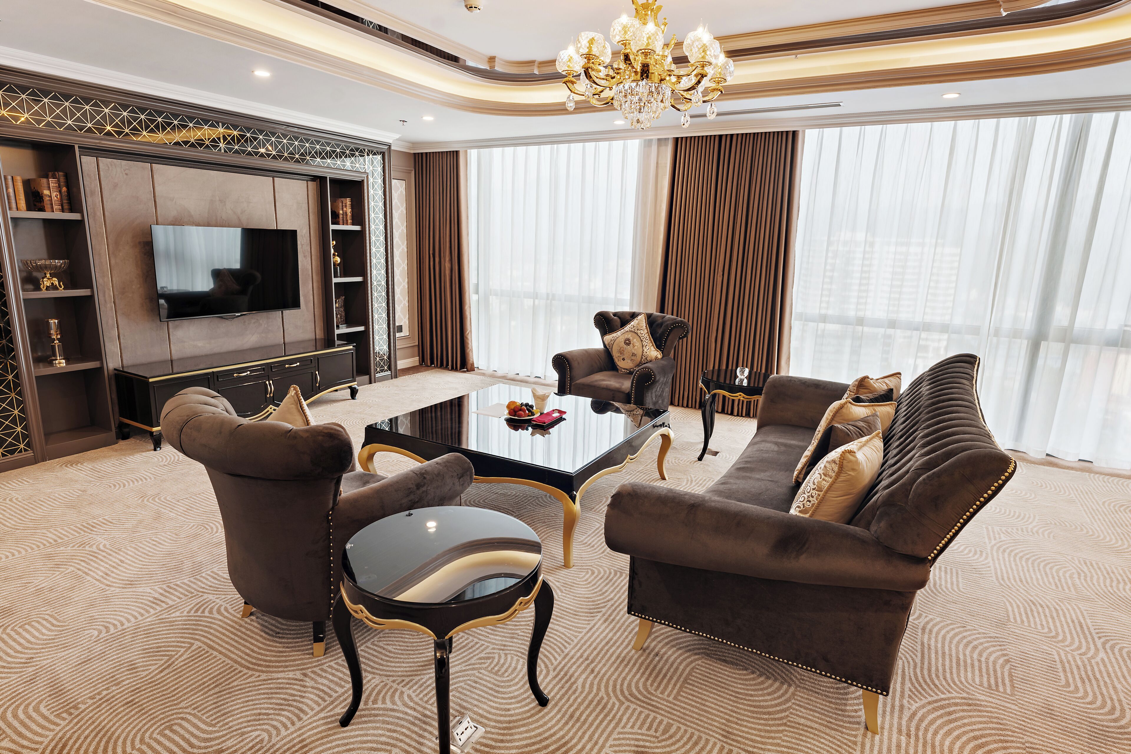 Habitación Royal | Zona de estar | Televisión de pantalla plana de 55 pulgadas con canales digitales