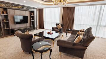 Habitación Royal | Zona de estar | Televisión de pantalla plana de 55 pulgadas con canales digitales