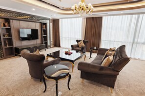 Habitación Royal | Zona de estar | Televisión de pantalla plana de 55 pulgadas con canales digitales