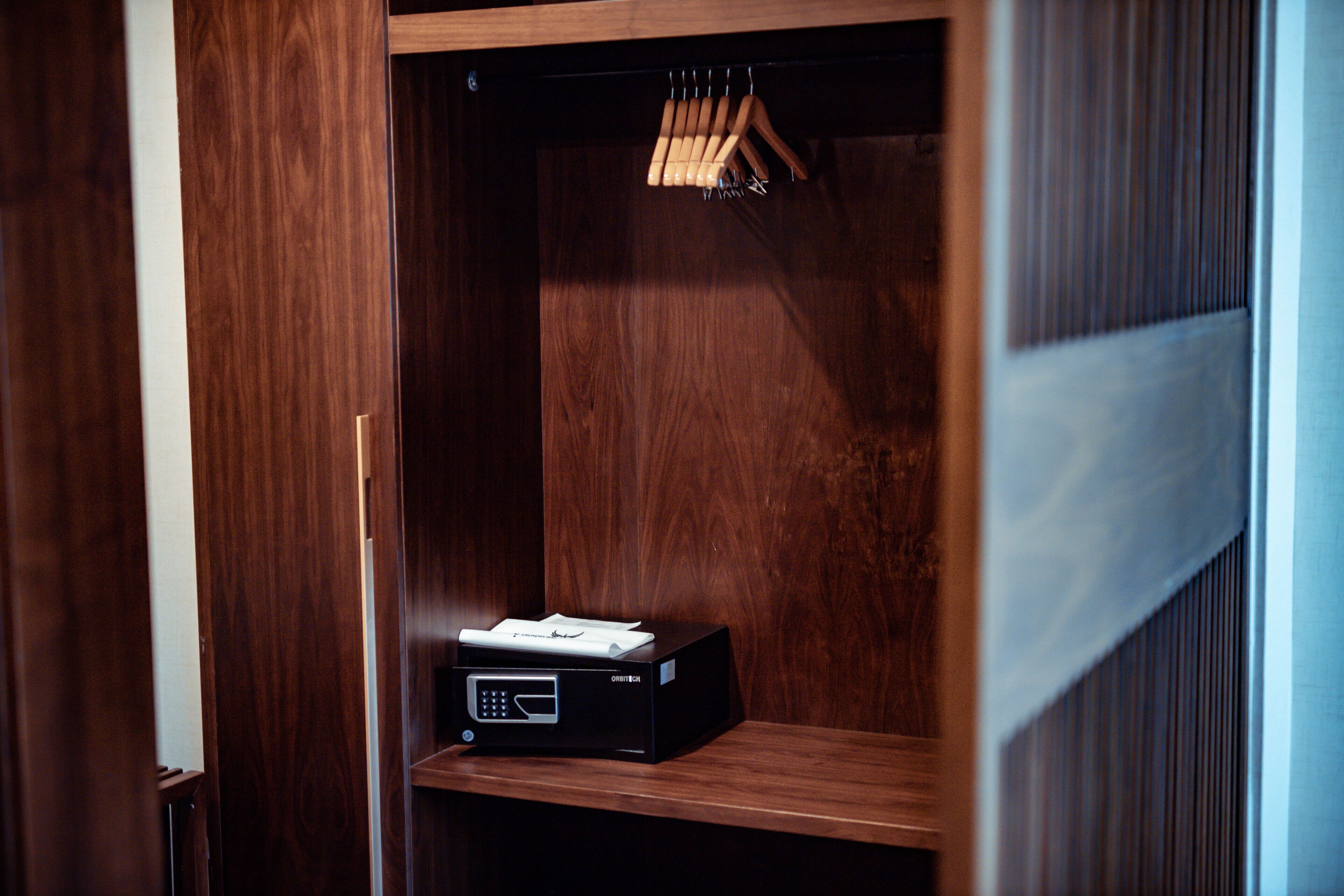 Un armario de madera con un dispositivo electrónico negro en un estante.