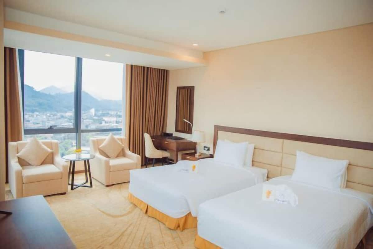 Pillowtop beds, minibar, in-room safe, free WiFi