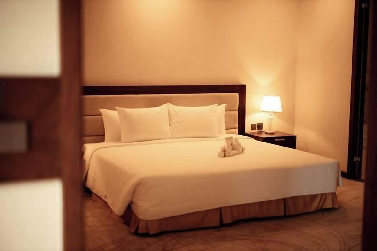 Camas com colchões pillow-top, frigobar, cofres nos quartos