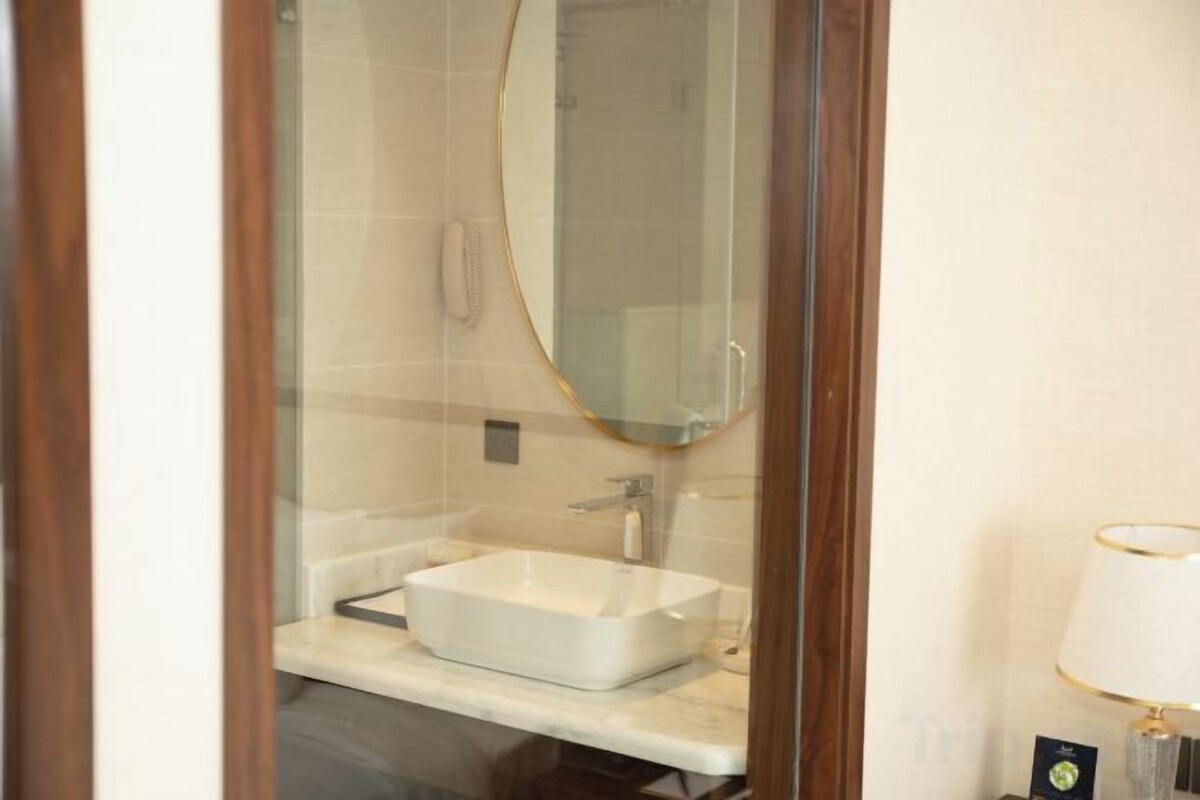 Separate bathtub and shower, hydromassage showerhead, free toiletries