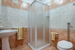 Dusche, Haartrockner, Bidet, Handtücher