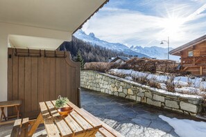 Terrasse ensoleillée avec banc de pique-nique