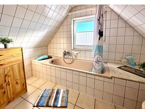 Een bad, een haardroger, handdoeken