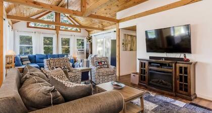 Quaint lakefront; firepit, boat, kayaks, paddleboard, grill, laundry, hammock