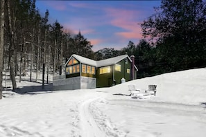 Exterior - Quaint lakefront; firepit, boat, kayaks, paddleboard, grill, laundry, hammock (Springfield)