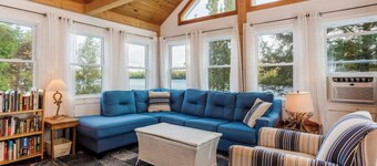 Quaint lakefront; firepit, boat, kayaks, paddleboard, grill, laundry, hammock