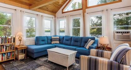 Quaint lakefront; firepit, boat, kayaks, paddleboard, grill, laundry, hammock