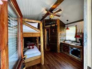 1 bedroom, WiFi, bed sheets - Cub Cabin Bunkhouse at Natural State Cabins (Hot Springs)