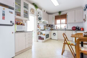 Réfrigérateur, micro-ondes, four, cafetière/bouilloire