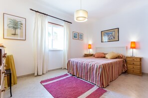 2 bedrooms, iron/ironing board, internet, bed sheets