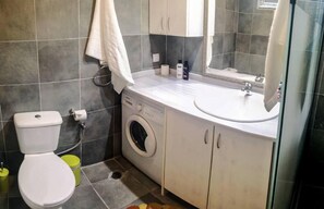 Casa | Baño | Regadera, secadora de cabello, toallas