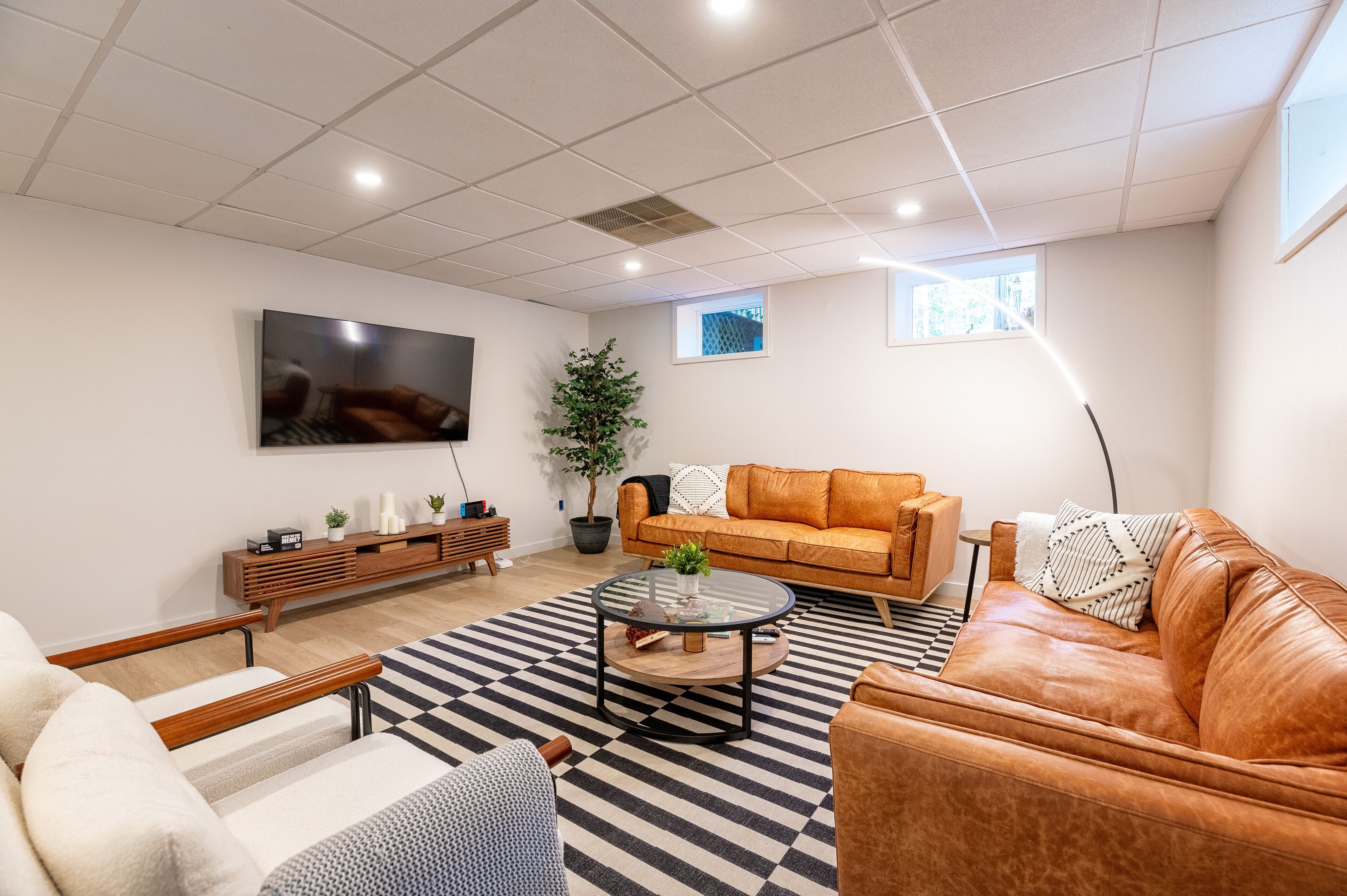 Älytelevisio, videopelejä, kirjoja, videokirjasto