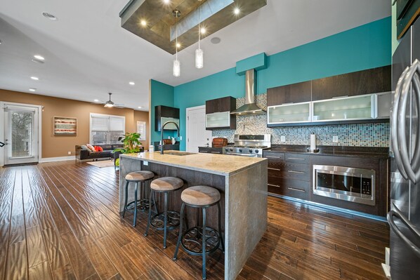 Microondas, horno, parrilla de estufa y lavavajillas 