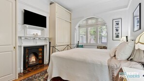 3 bedrooms, iron/ironing board, WiFi, bed sheets - Stunning Three Bedroom Home in Mosman with Pool (Mosman)