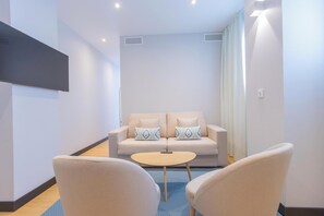 Míníbar, öryggishólf í herbergi, skrifborð, vinnuaðstaða fyrir fartölvur