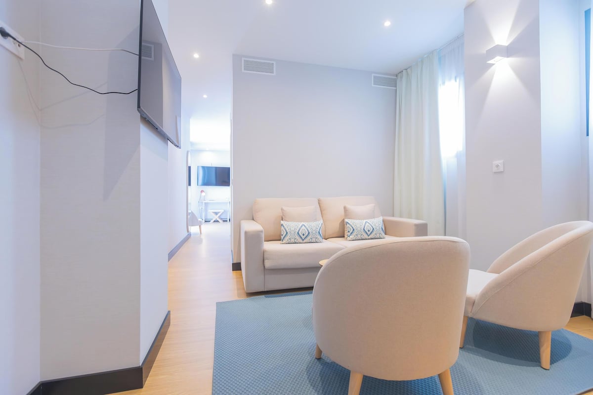Junior suite | 1 slaapkamer, een minibar, een kluis op de kamer, een bureau