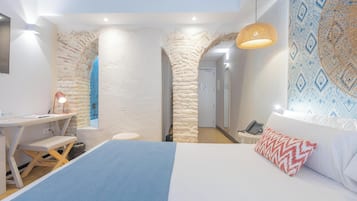 Habitación con 1 cama doble o 2 individuales | Minibar, caja fuerte, escritorio y espacio para trabajar con un portátil
