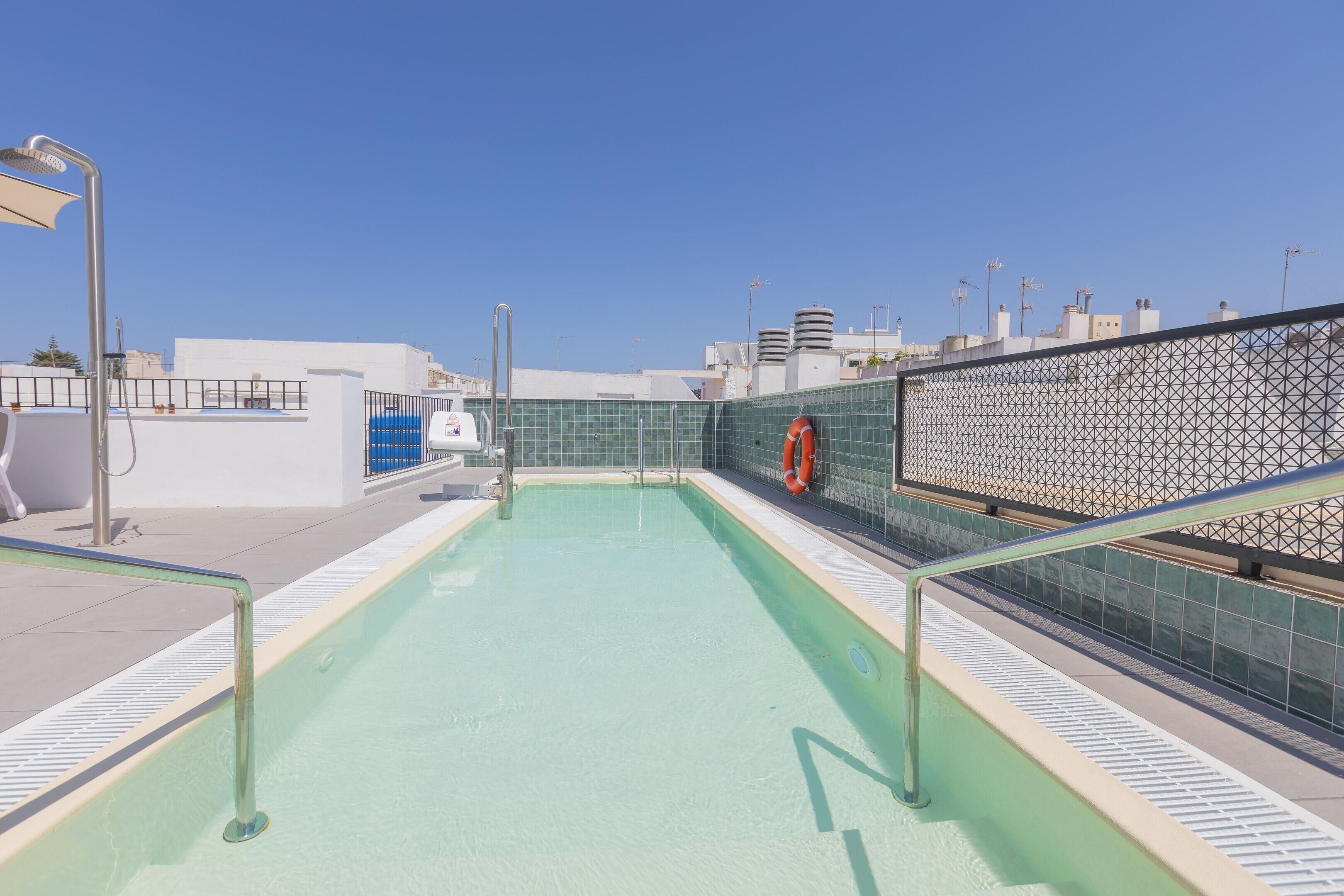 Una piscina al aire libre de temporada, sombrillas