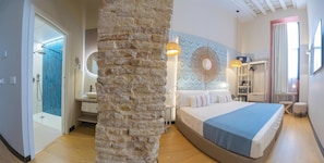 Habitación con 1 cama matrimonial o 2 individuales | Minibar, caja de seguridad en la habitación y escritorio