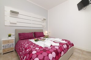 1 bedroom, iron/ironing board, bed sheets - Porto Letizia Torino 2B, Porlezza, Italy (Porlezza)