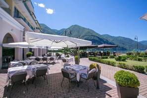 Outdoor dining - Porto Letizia Torino 1B, Porlezza, Italy (Porlezza)