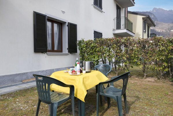 Outdoor dining - Porto Letizia Torino 1B, Porlezza, Italy (Porlezza)