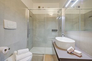 Shower, hair dryer, bidet, towels - Porto Letizia Torino 1B, Porlezza, Italy (Porlezza)