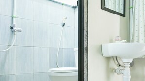Un baño con inodoro, lavabo y ducha.